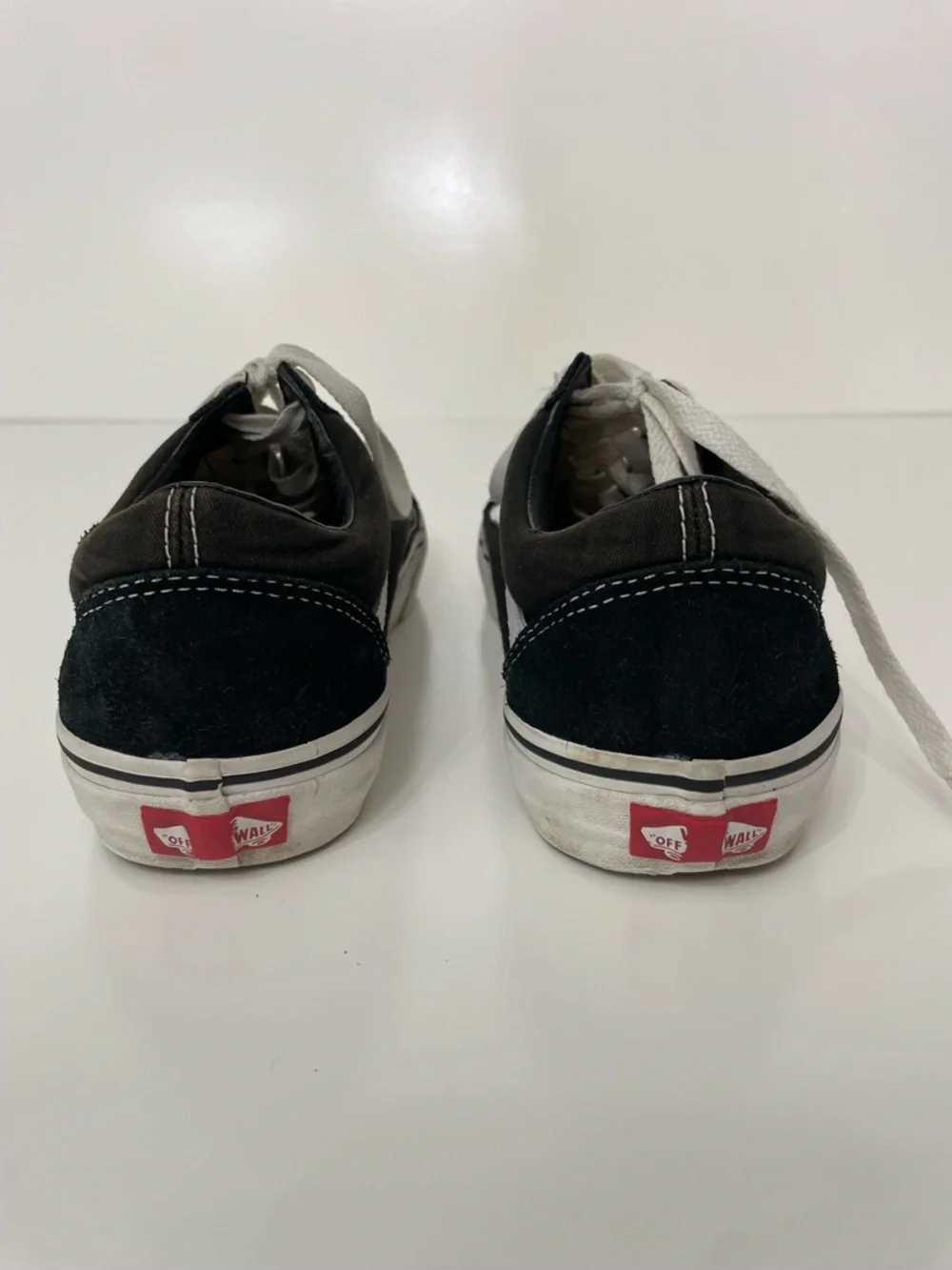 Vans Black and White Old Skool Low-Top Skater Sneakers, Mens size 8, Womens 10